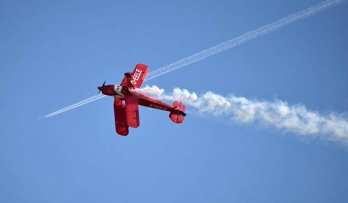 Accidente aéreo en Sevilla: una avioneta impacta con una torre de alta tensión muy cerca de la carretera