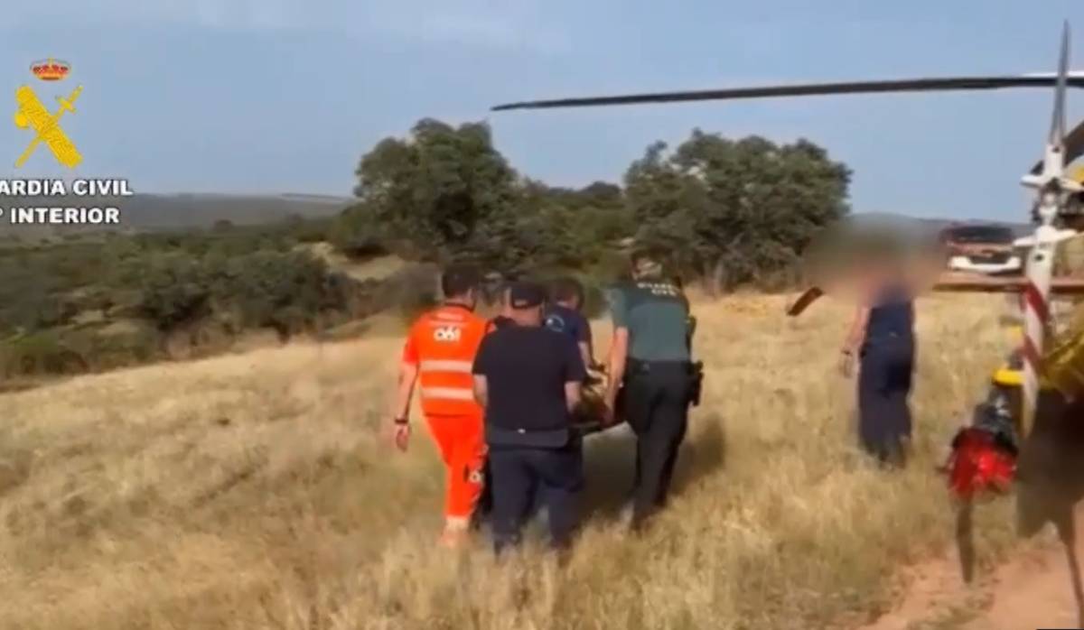 Rescate límite en Sevilla: evacúan a un deportista herido grave en un sendero de difícil acceso en la Sierra Norte