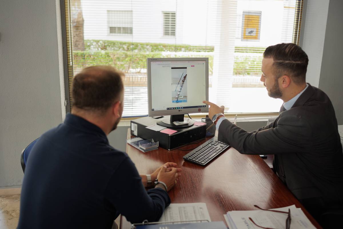 Pablo y Ángel durante una operación inmobiliaria. - MANU GARCÍA Pablo y Ángel durante una operación inmobiliaria.