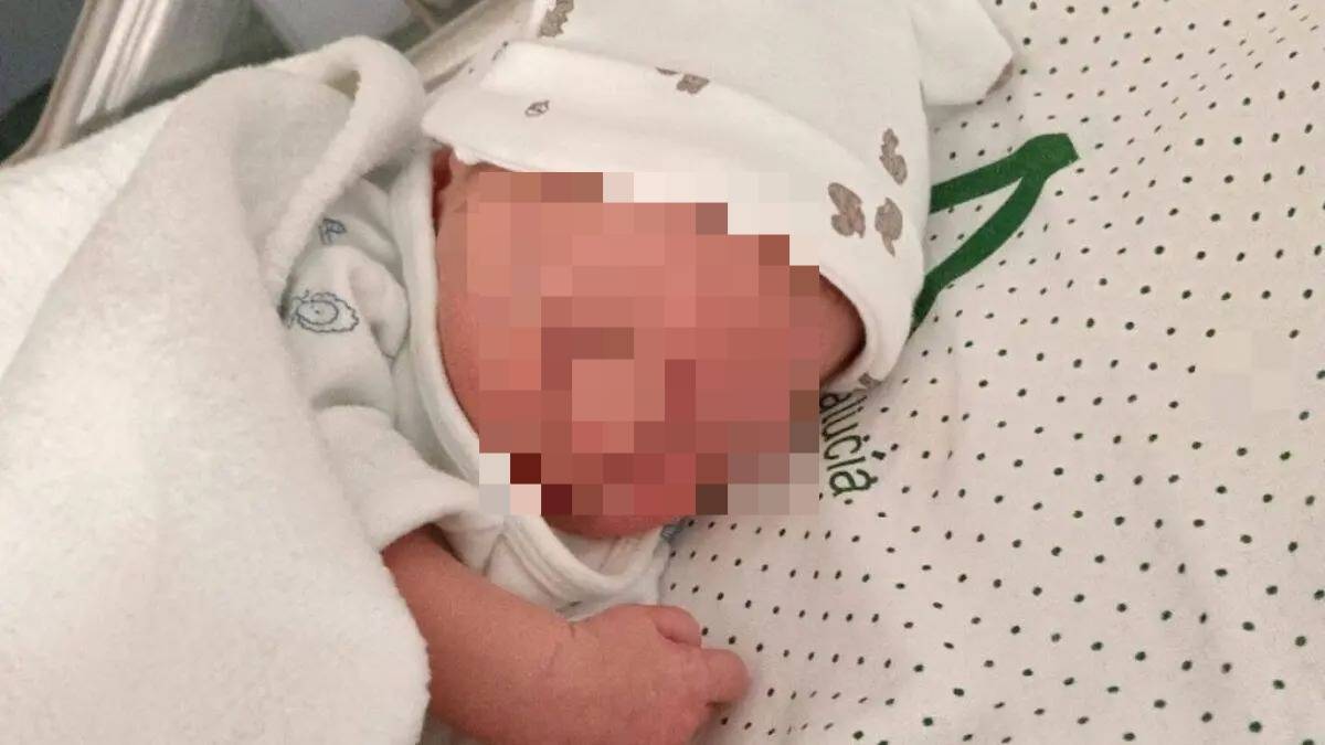 El bebé de 15 días que se atragantó y fue salvado por policías locales en Sevilla ya está en casa 