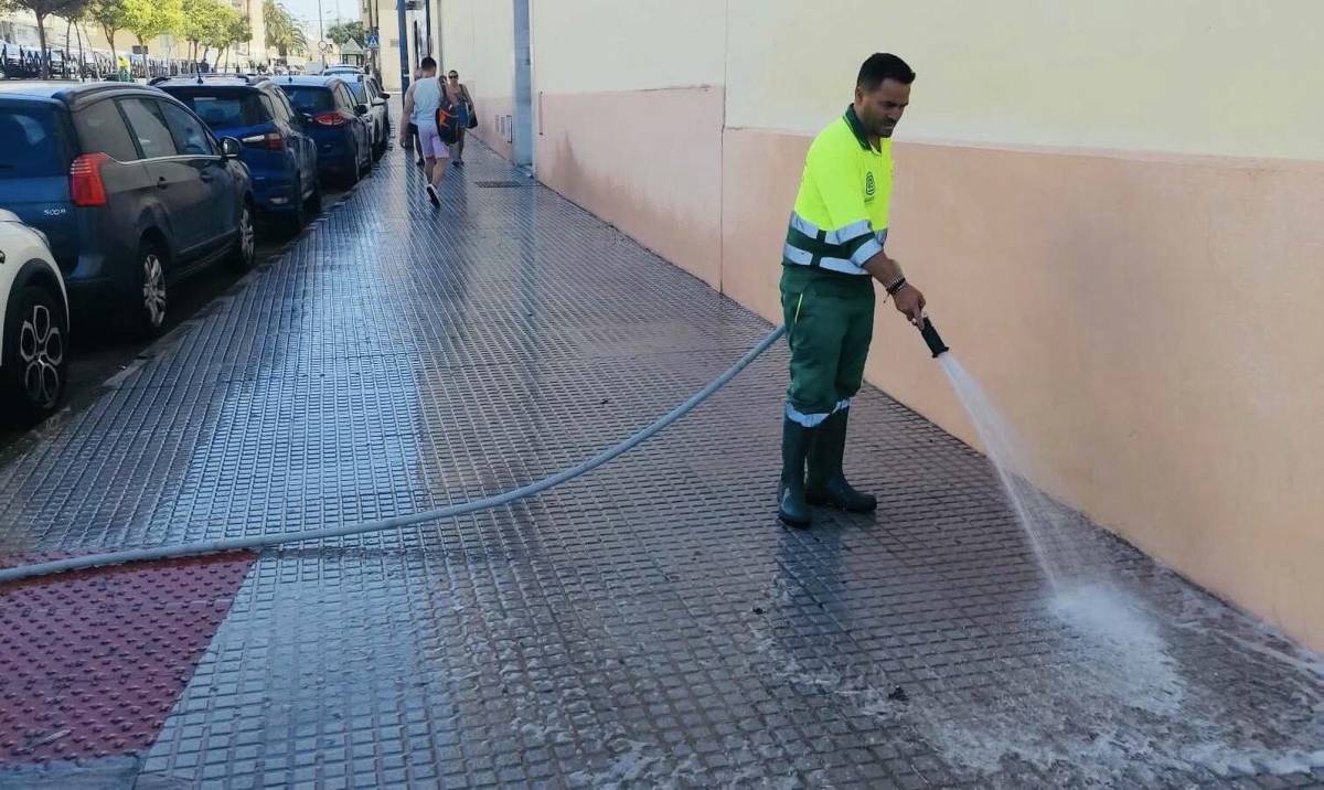 Un operario limpiando las calles de San Fernando