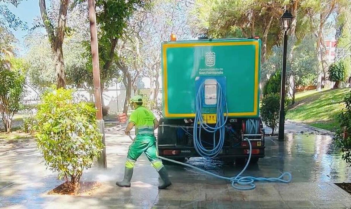 Más de 175 trabajadores y todos los vehículos nuevos: San Fernando refuerza su sistema de limpieza de cara al verano