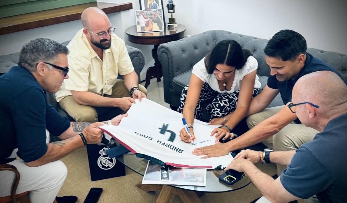 La portuense Andrea Caro firmando su camiseta de la próxima temporada con el Real Madrid