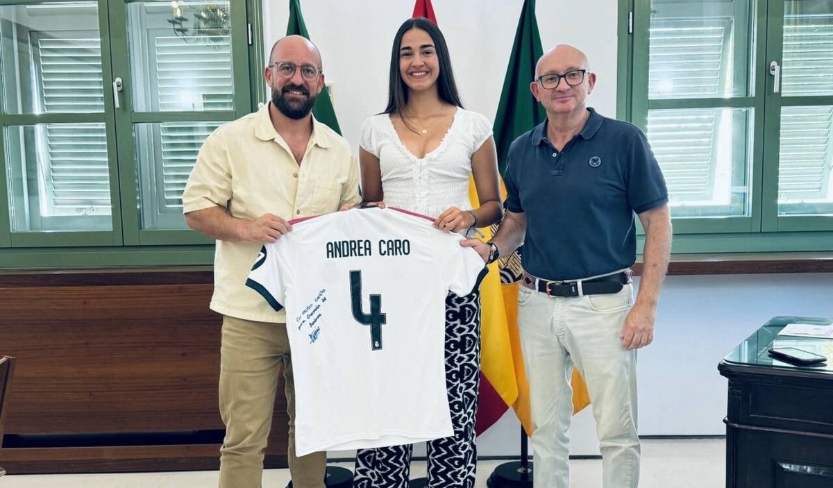 Germán Beardo recibe a la futbolista Andrea Caro tras fichar por el Real Madrid 