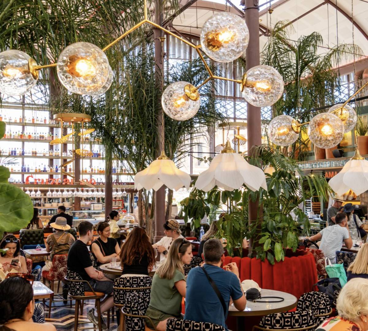 El mercado del siglo XIX diseñado por Eiffel en Sevilla: smash burgers, helados artesanos o pescado frito