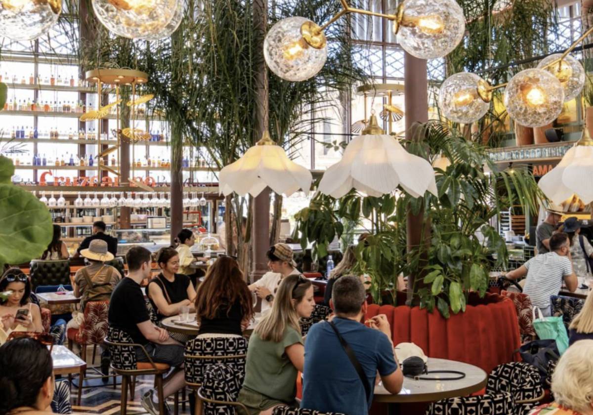 El mercado del siglo XIX diseñado por Eiffel en Sevilla: smash burgers, helados artesanos o pescado frito