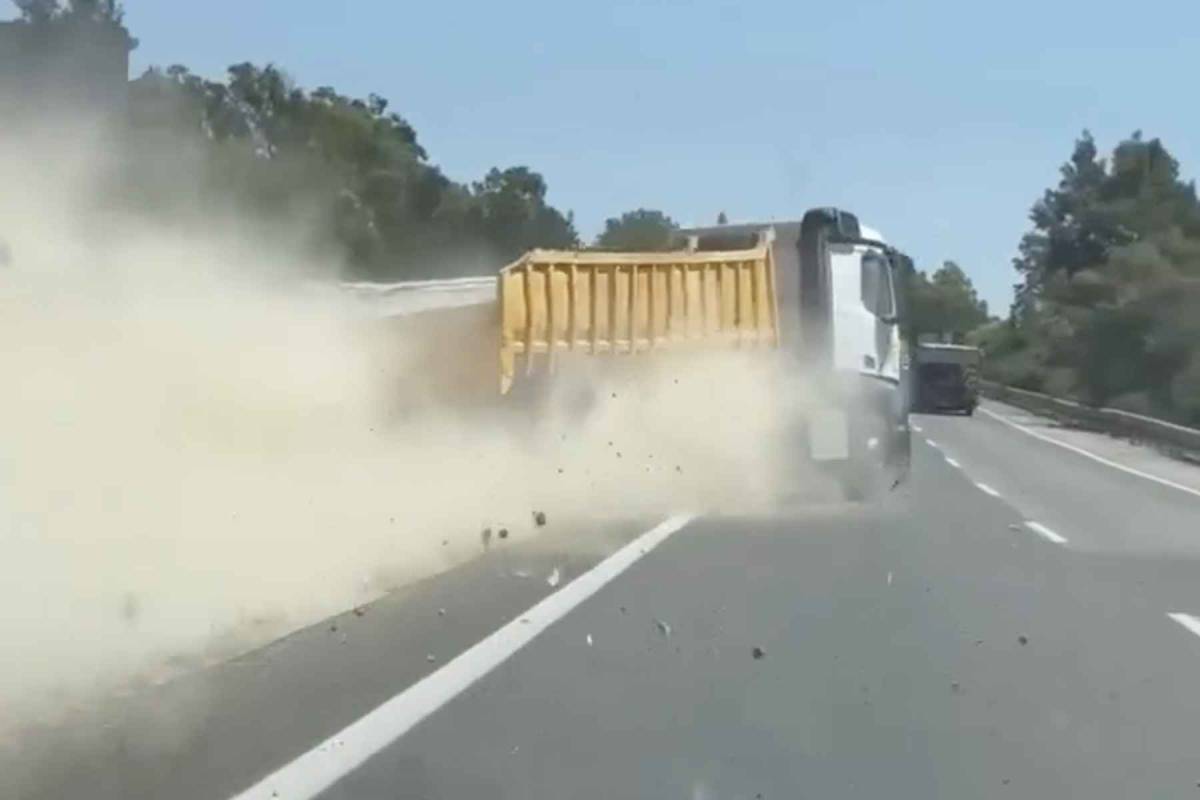 Una pareja anticipa segundos antes el brutal vuelco de un camión en la A-7: 