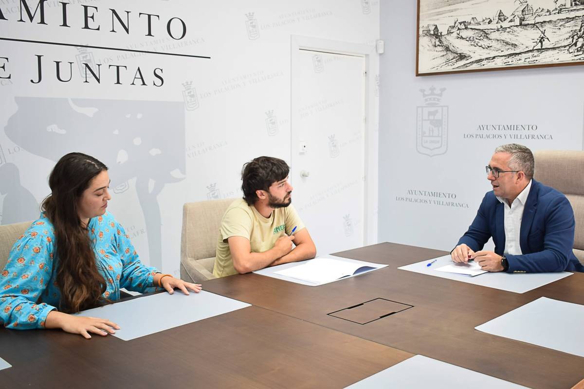 Miembros de la asociación mediombiental Anea reunidos recientemente con el alcalde palaciego.