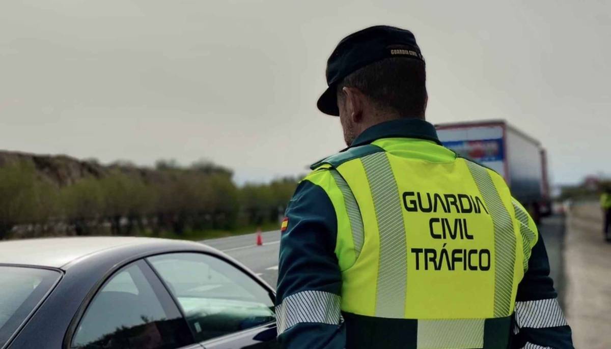 Imagen de archivo de un agente de la Guardia Civil tras un siniestro. - 