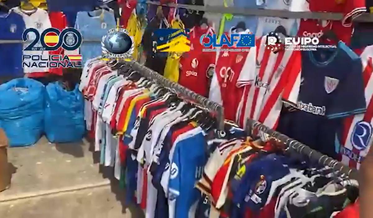 El 'paraíso clandestino' de las camisetas del Mundial tenía parada en Málaga: 16 toneladas incautadas y 95 detenidos