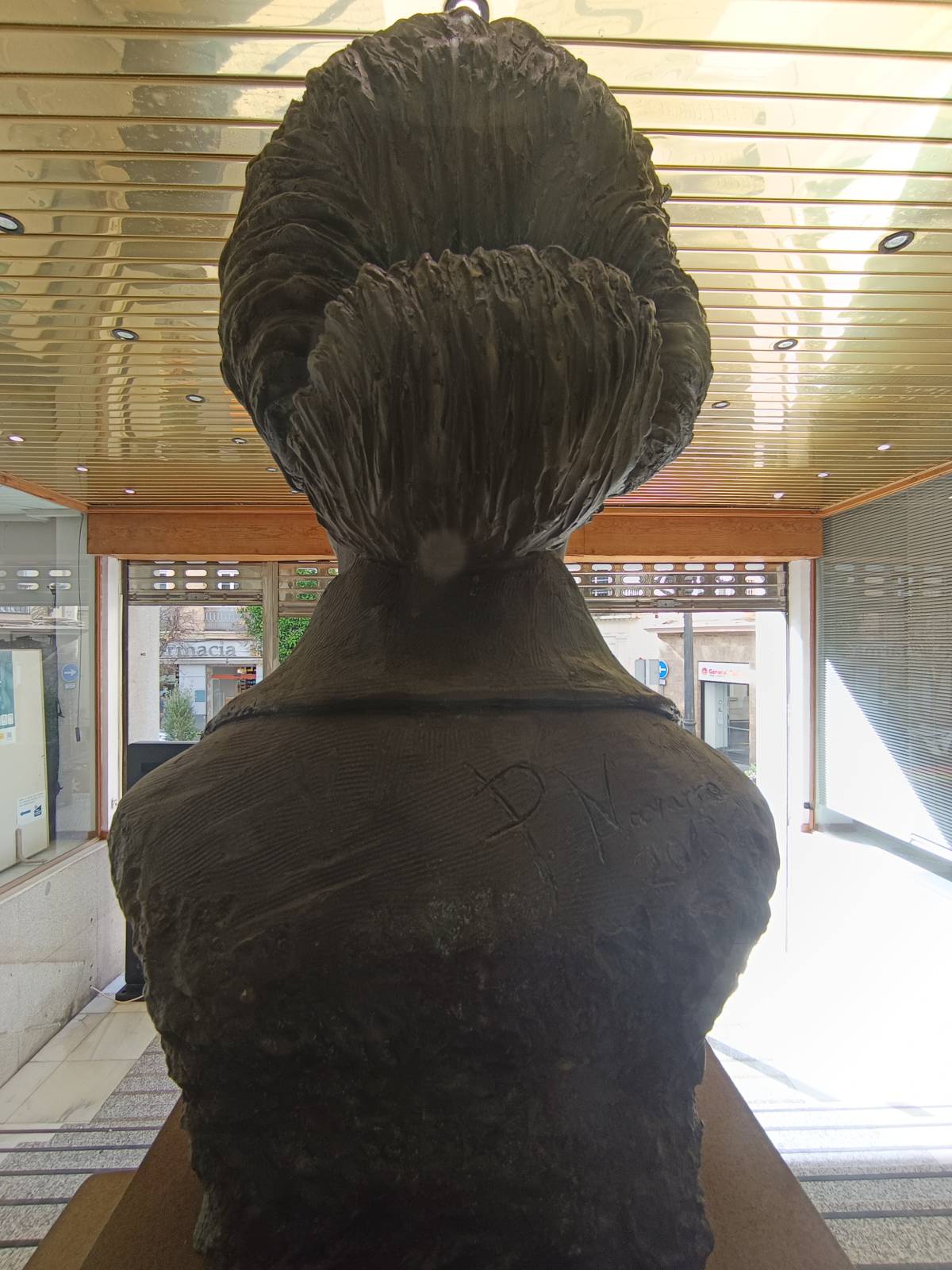 Busto de Mercedes Formica, vista posterior.