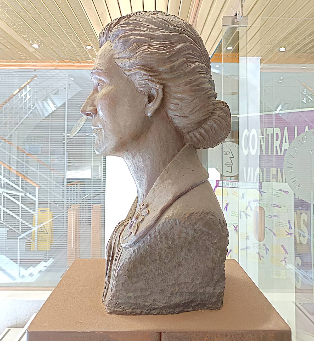 Busto de Mercedes Formica, vista lateral derecha.