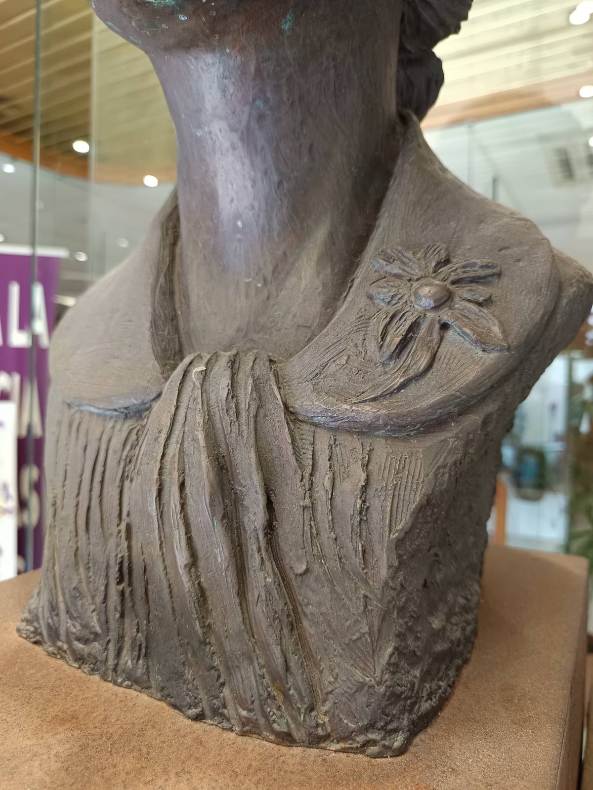 Busto de Mercedes Formica, detalle torso, cuello y ropa.