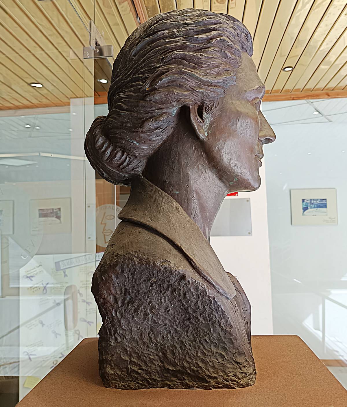 Busto de Mercedes Formica, vista lateral izquierda.