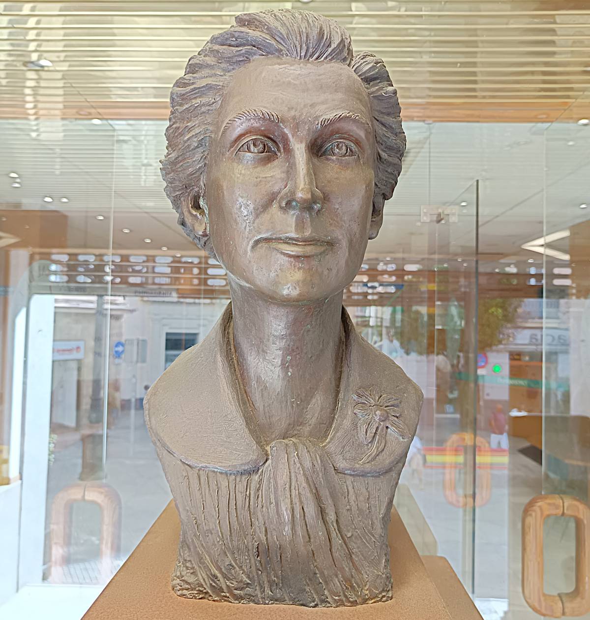 Busto de Mercedes Formica, detalle, vista frontal.