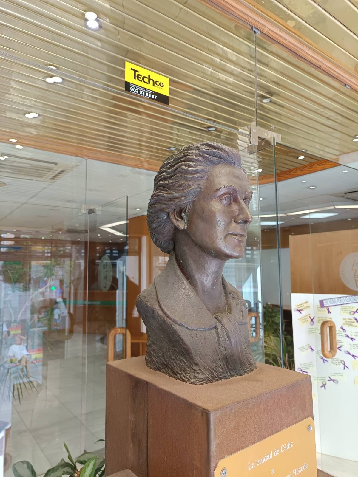 Busto de Mercedes Formica, vista angular izquierda.