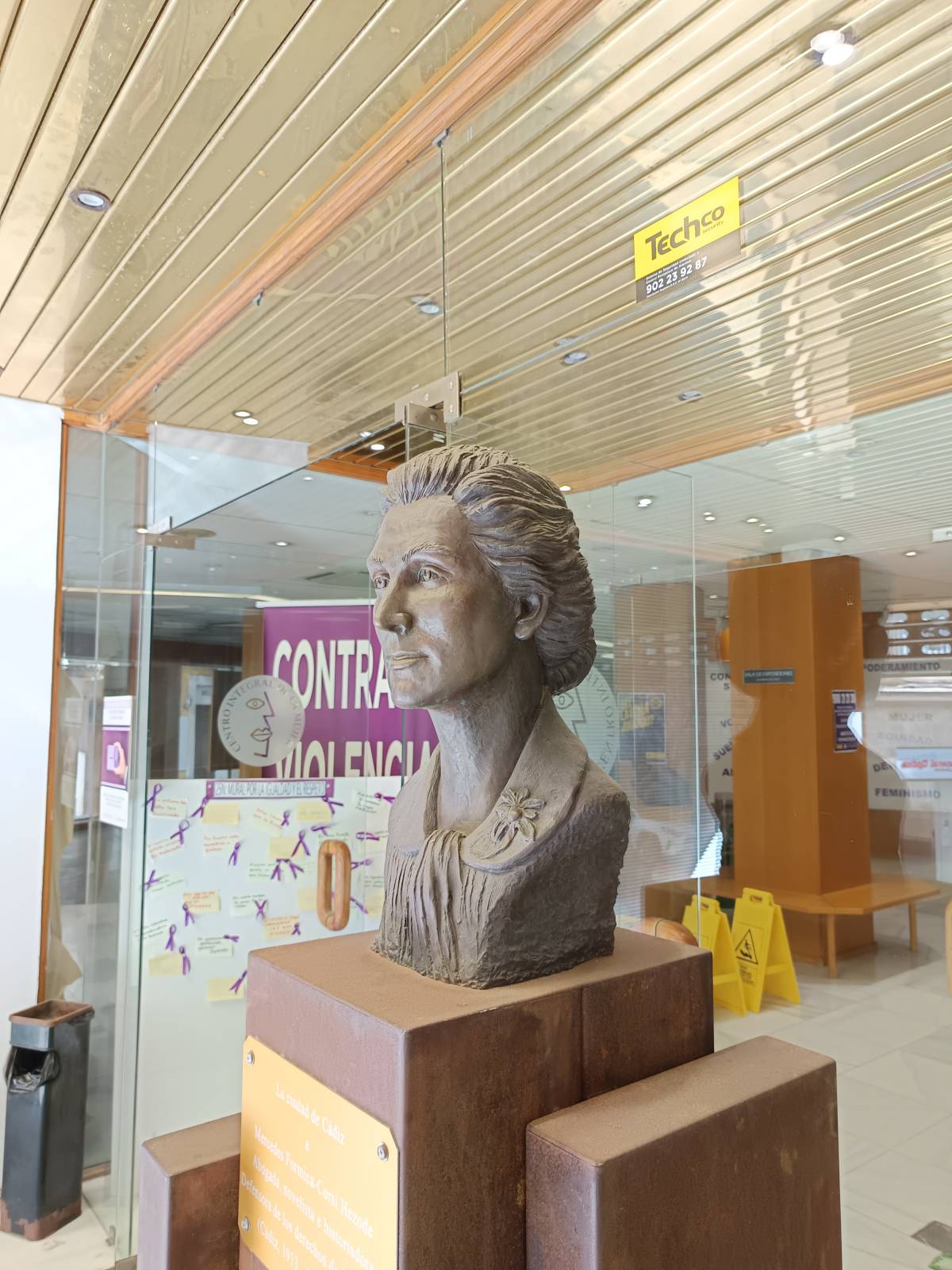 Busto de Mercedes Formica, vista angular derecha.