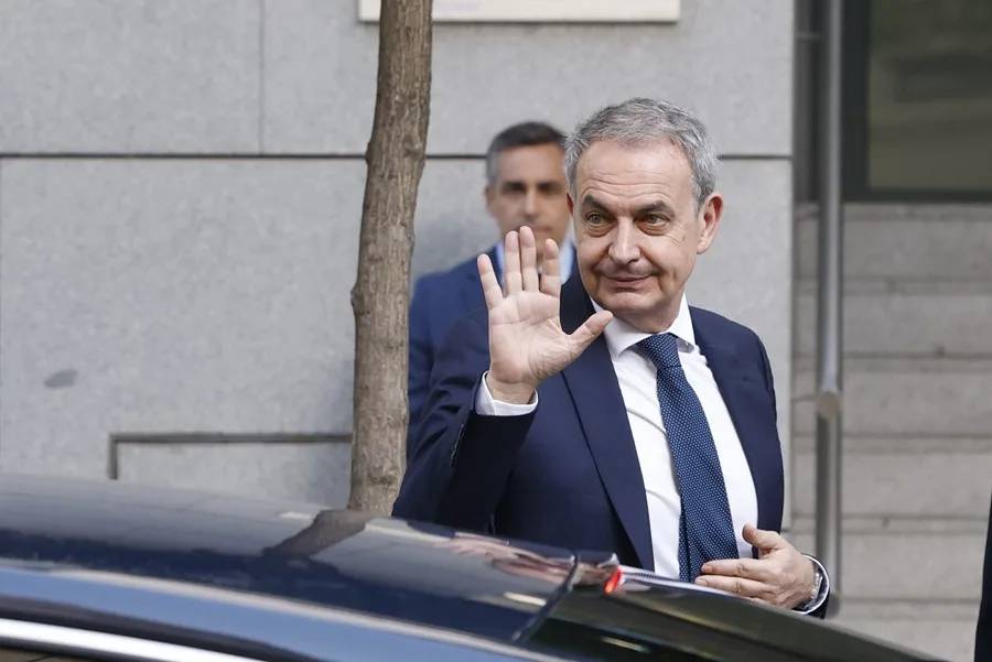 Anticorrupción pide retirar el pasaporte a Zapatero, quien dice que ha estado 