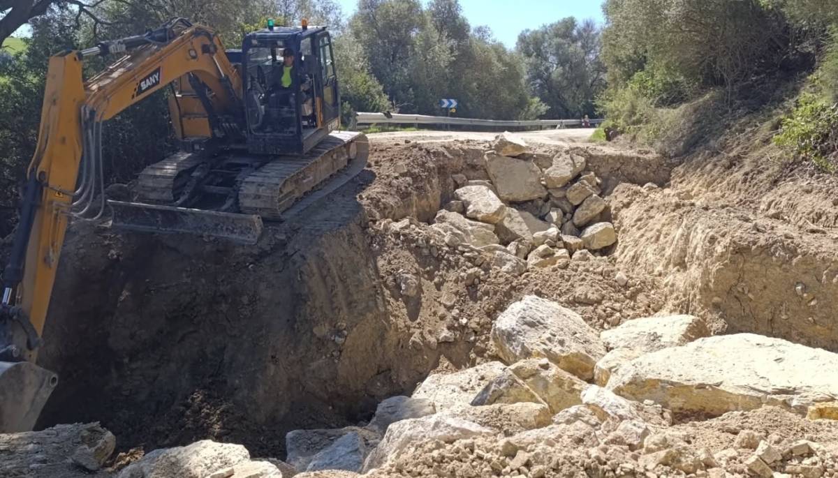 Maquinaria moderna y 58 trabajadores para cuidar los 800 kilómetros de carreteras que gestiona la Diputación de Cádiz