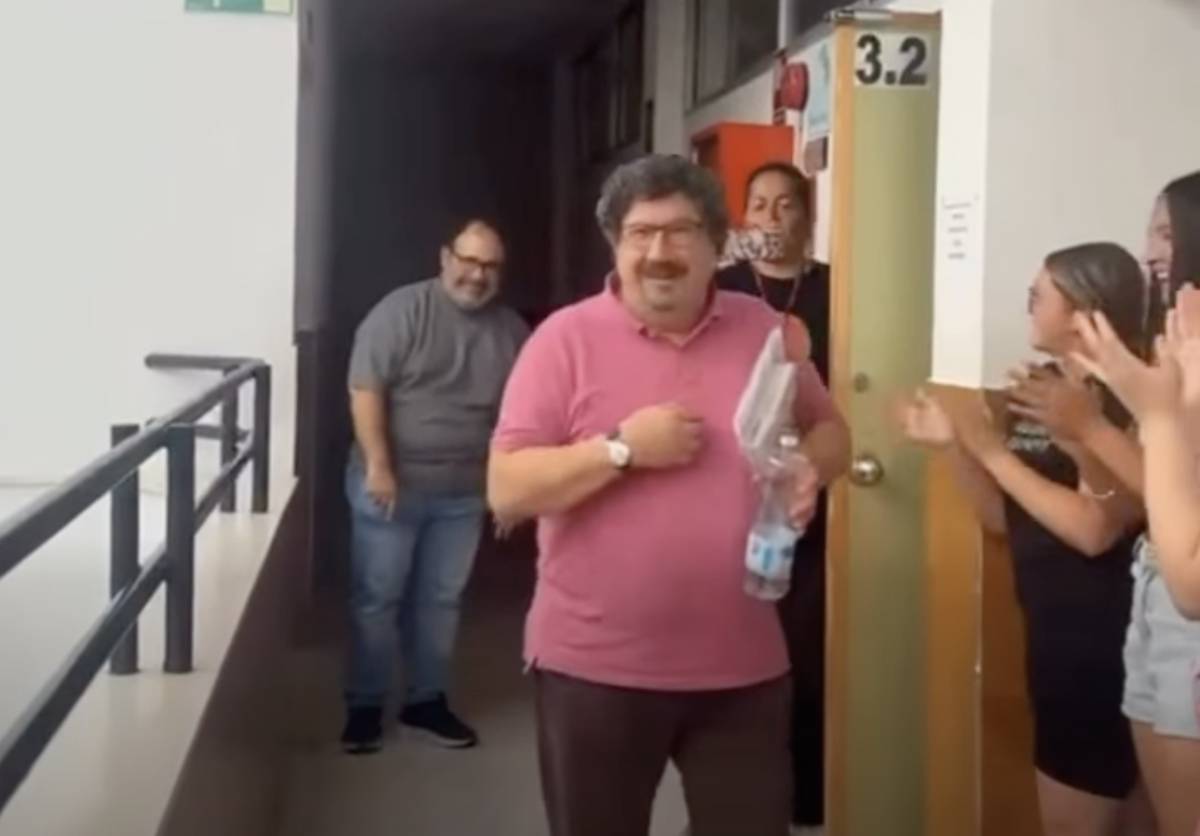 Sorpresa para el querido jefe de estudios de un instituto en El Puerto: se despide entre abrazos y aplausos