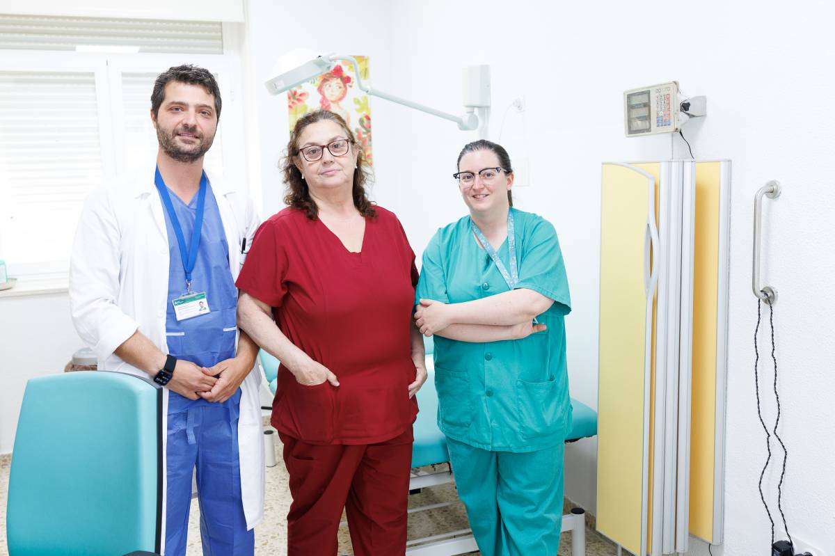 Ander Bengoechea, Maripaz Bienvenido y Mercedes Fornell, en la consulta de cirugía bariátrica del Hospital Puerta del Mar de Cádiz.