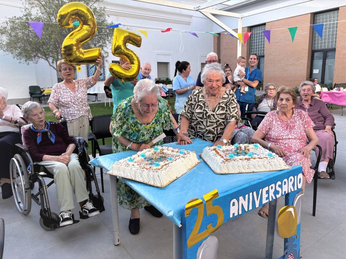 25 años del centro de mayores de San Juan Grande en Jerez: soplan velas en una verbena veraniega con música en directo