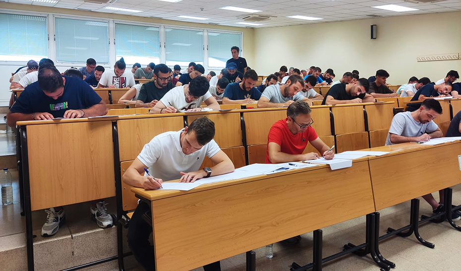 Aspirantes en el examen. - Aspirantes en el examen.