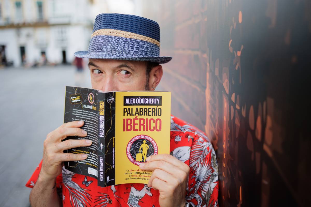 De escenario a diccionario: Alex O’Dogherty transforma su gira por España en un libro lleno de palabras imposibles de olvidar