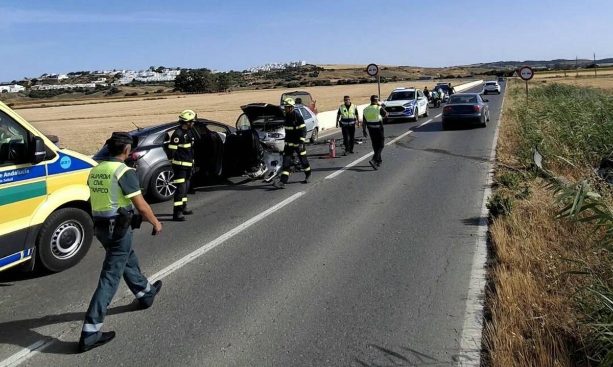 Tres vehículos implicados en un accidente en Conil - Tres vehículos implicados en un accidente en Conil