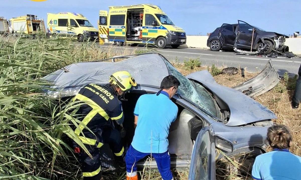 Accidente múltiple con tres coches implicados y una persona atrapada en la carretera de acceso a Conil