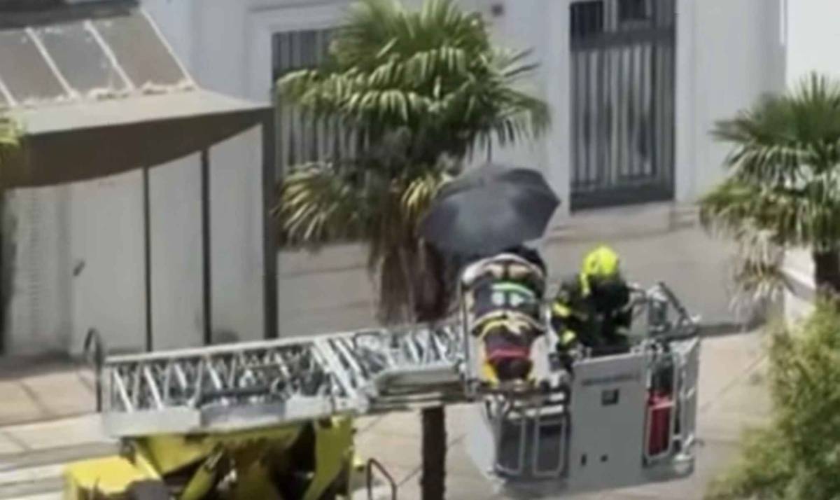 Un trabajador se desploma en Jerez por un golpe de calor: así ha sido evacuado por los bomberos en la 'Moncloíta'