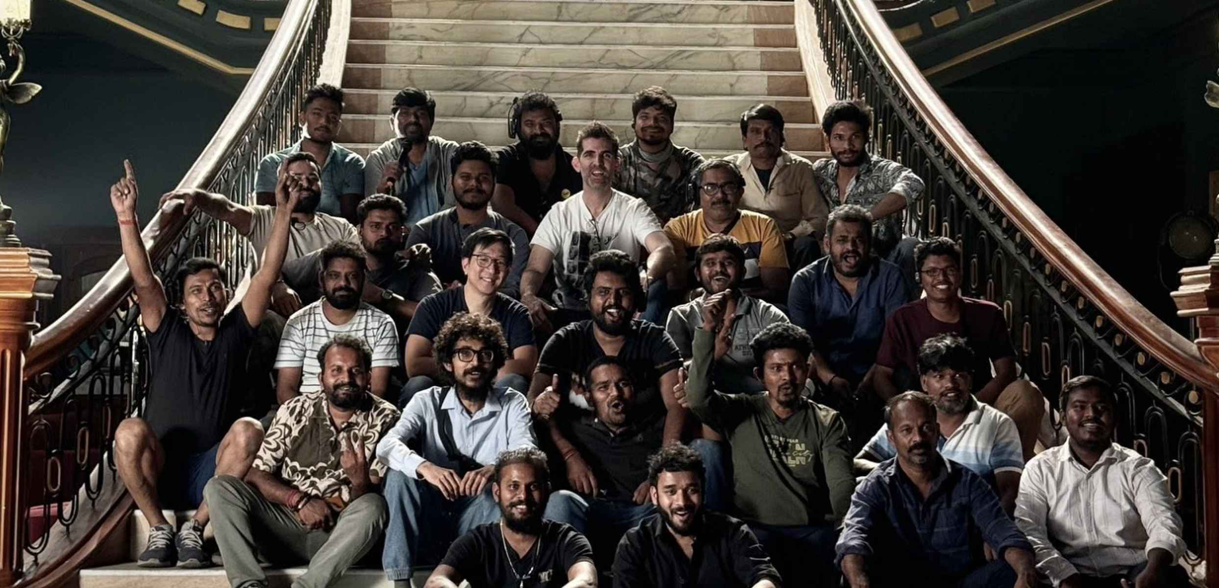 El cineasta jerezano, en el centro, de blanco, junto al equipo de la película `Kaantha`.