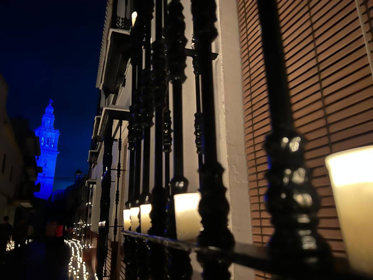 Chispas y llamas en la noche lebrijana
