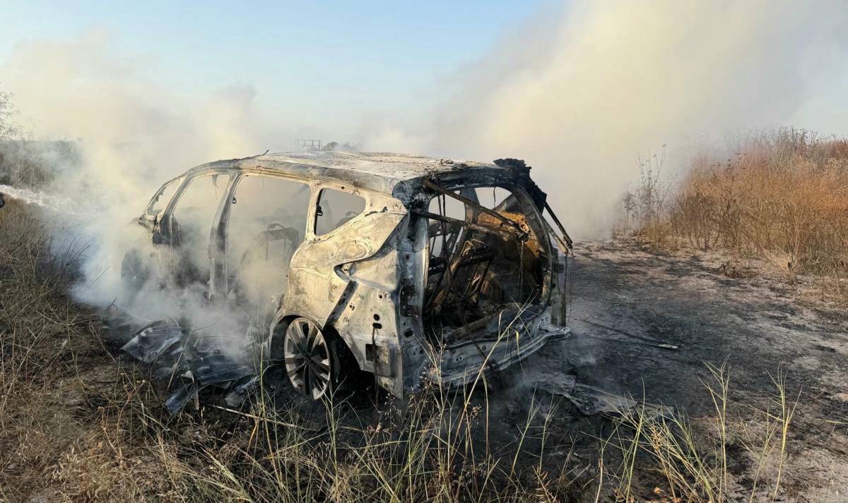 Un coche totalmente calcinado tras salir ardiendo en la provincia de Sevilla - Un coche totalmente calcinado tras salir ardiendo en la provincia de Sevilla