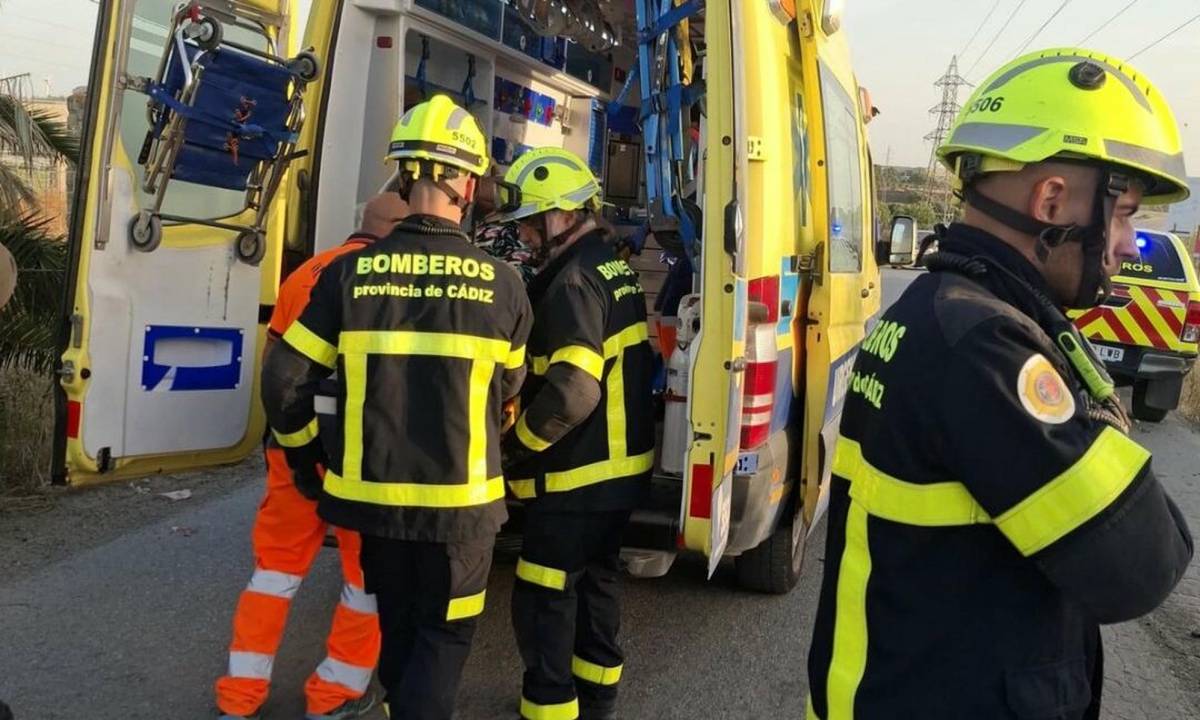 Una conductora, evacuada en camilla tras un accidente entre dos vehículos en Jerez - Una conductora, evacuada en camilla tras un accidente entre dos vehículos en Jerez