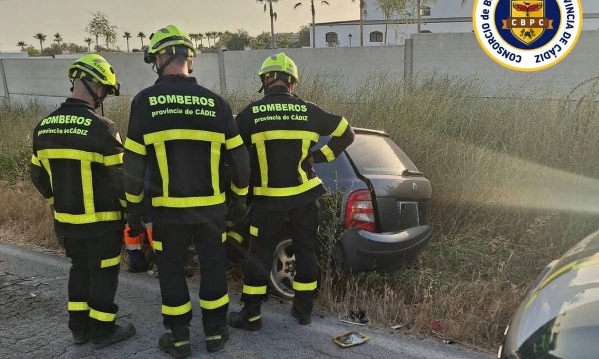 Aparatoso accidente en la carretera entre Jerez y Puerto Real: rescate de más de una hora de una conductora atrapada 