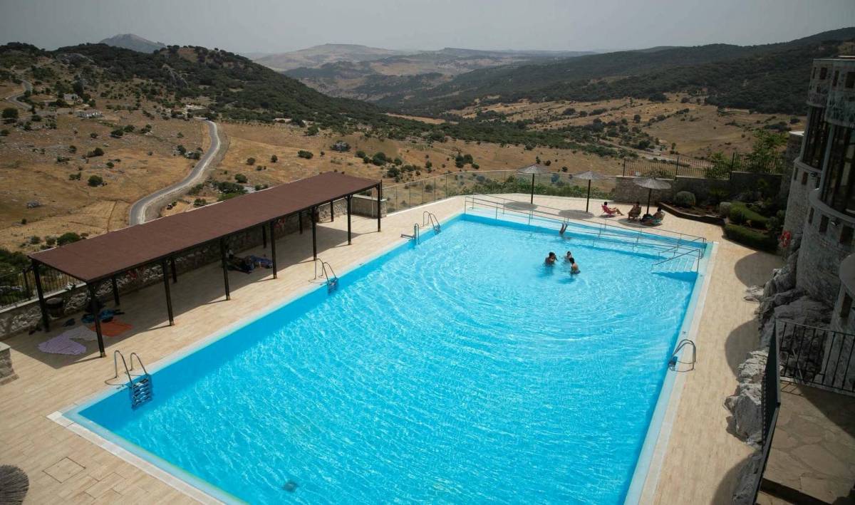 Baño nocturno y unas vistas 'infinity' a la Sierra: Grazalema abre las puertas de su piscina El Tajo con entrada gratis