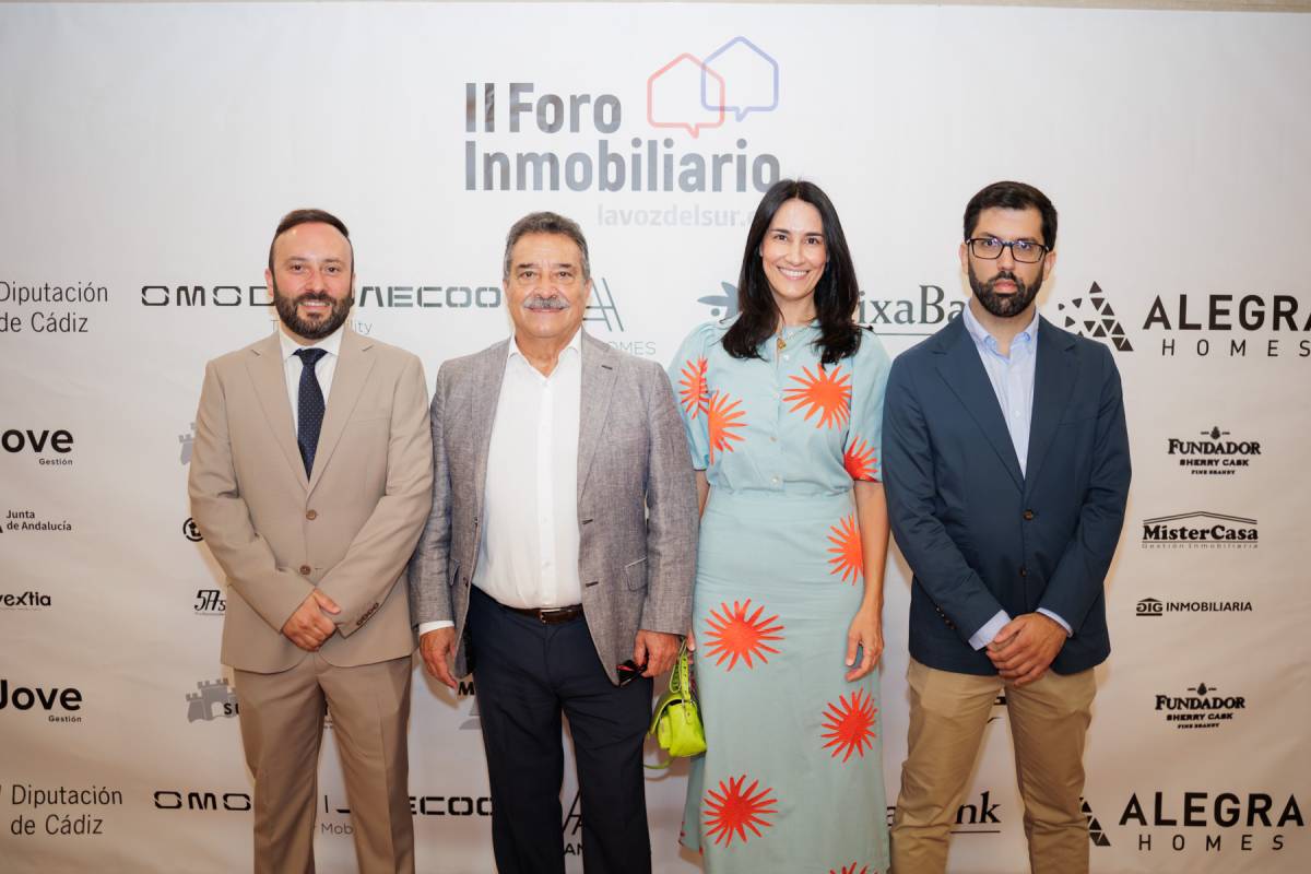 Photocall con los asistentes al II Foro Inmobiliario de lavozdelsur.es, con políticos, promotores, inversores y expertos del sector 
