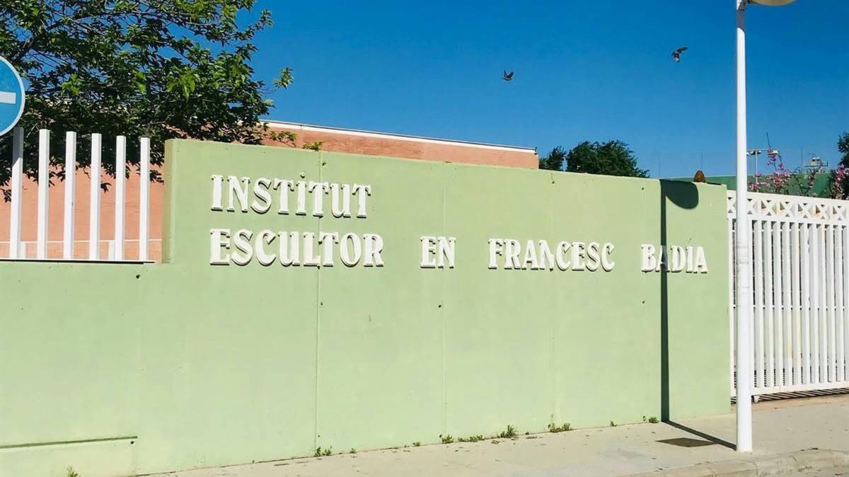 Dos alumnos, 14 y 13 años, armados con un machete y un bate hieren a una compañera en un instituto de Valencia
