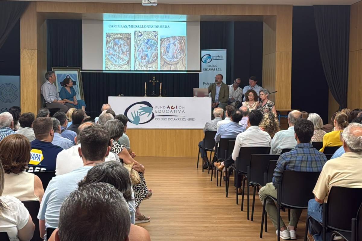La Amargura de Jerez aprueba la restauración integral del excepcional manto de la Virgen