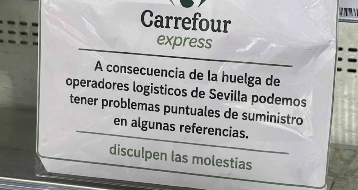 Estanterías vacías y ausencia de productos básicos en numerosos Carrefour de Sevilla y Cádiz