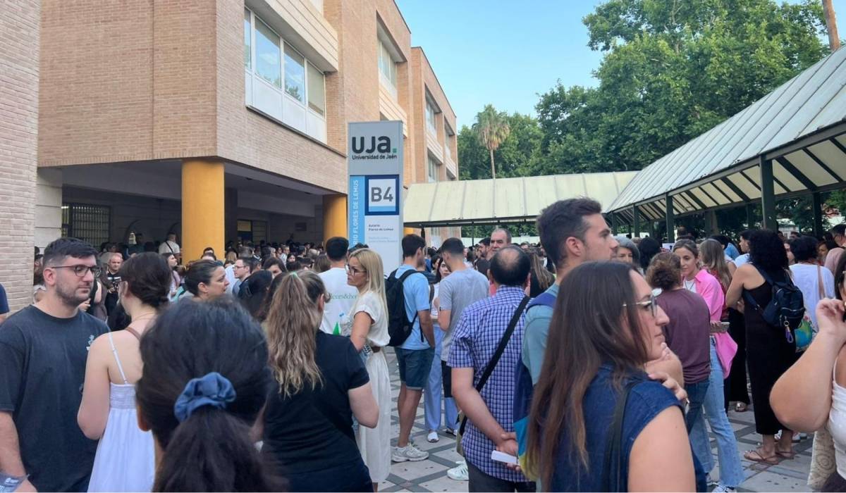 Así arrancan las oposiciones docentes en Andalucía: colas y nervios para 5.000 plazas que cambiarán la vida a uno de cada cuatro aspirantes