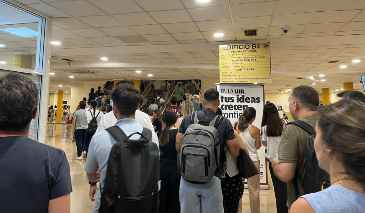 Buscando las aulas para examinarse. - Buscando las aulas para examinarse.