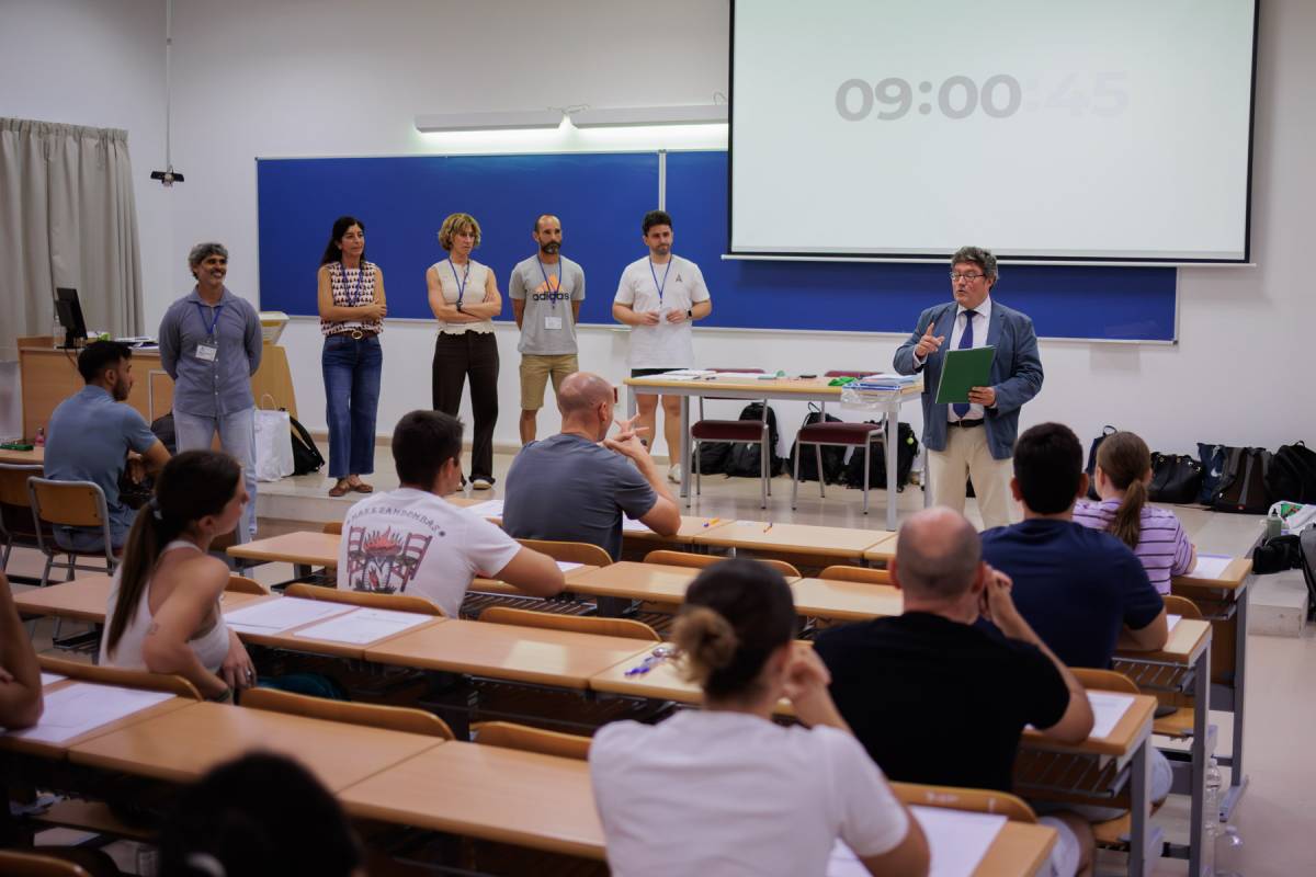 A la entrada de las oposiciones con el delegado territorial de Educación: 
