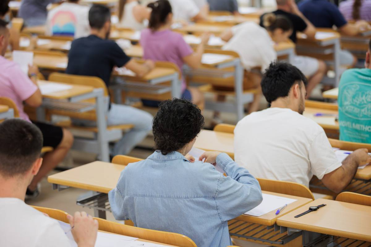 Miles de docentes andaluces, muy nerviosos intentando consultar sin éxito en la web dónde trabajarán el curso que viene