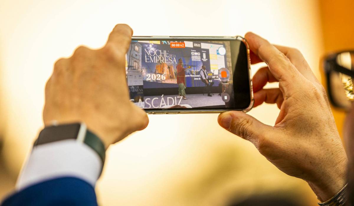 Un hombre realiza un vídeo de una de las actuaciones en la Noche de la Empresa 2026 de la CEC - Un hombre realiza un vídeo de una de las actuaciones en la Noche de la Empresa 2026 de la CEC