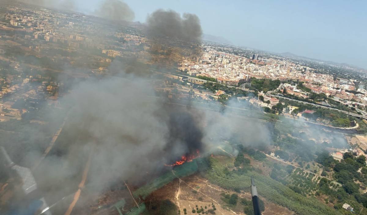 Desalojos, lluvia de cenizas y una gran columna de humo negro: alarma en Murcia por un incendio visible a kilómetros