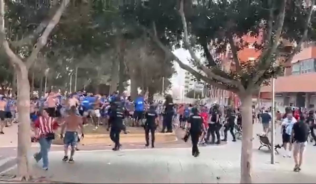 Cargas policiales y piedras contra el autobús del Málaga: se retrasa la final andaluza en Almería