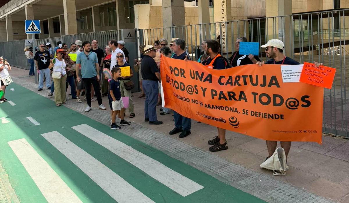 Decenas de personas se concentran en Sevilla para exigir que no cierre la exposición permanente del Pabellón de la Navegación - Decenas de personas se concentran en Sevilla para exigir que no cierre la exposición permanente del Pabellón de la Navegación