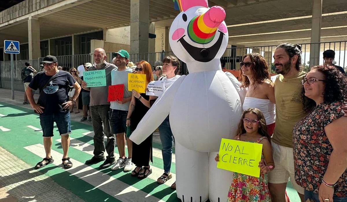 Decenas de personas se concentran en Sevilla para exigir que no cierre la exposición permanente del Pabellón de la Navegación - Decenas de personas se concentran en Sevilla para exigir que no cierre la exposición permanente del Pabellón de la Navegación